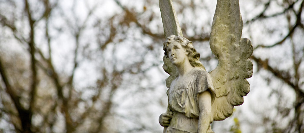 Ein Engel auf einem Friedhof.