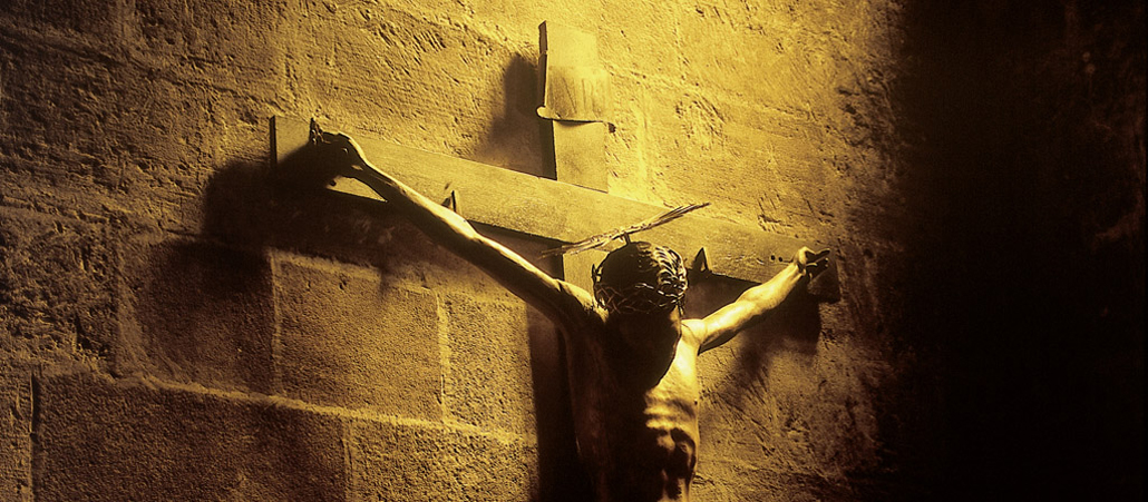 Jesus hängt am Kreuz.