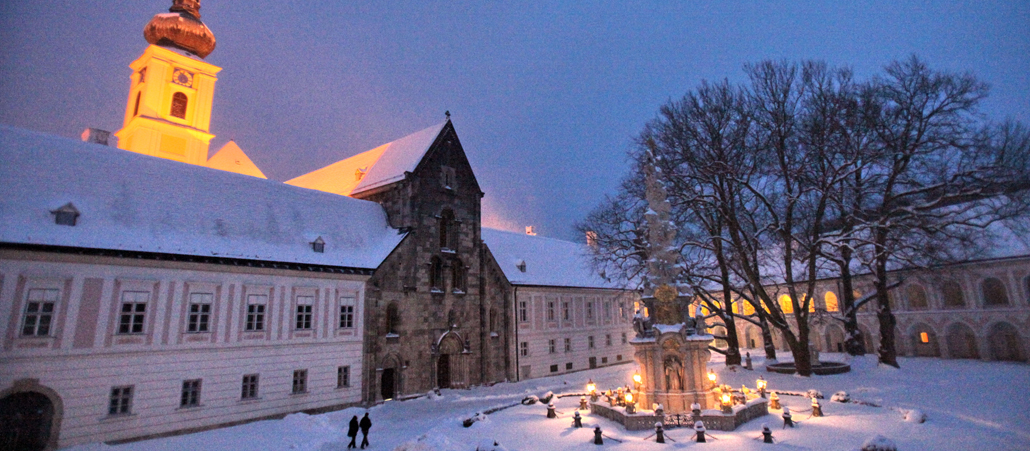 Der Stiftshof von Heiligenkreuz in Österreich in winterlicher Abendstimmung.