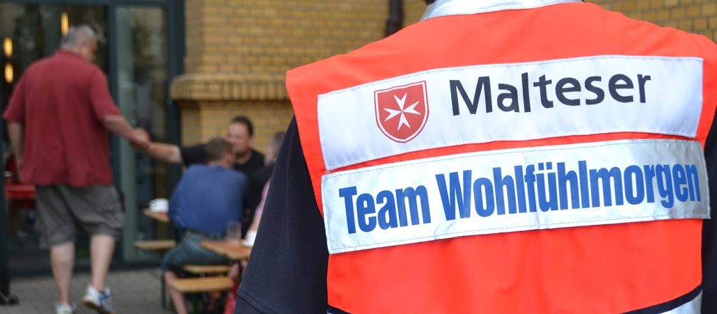Rückansicht eines Malteser-Helfers beim Wohlfühlmorgen