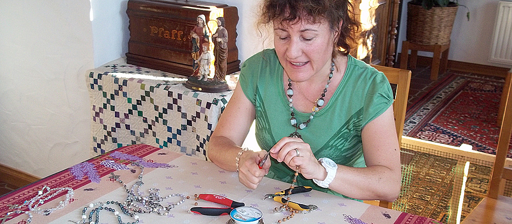 Die Luxemburgerin Maryse Fritzsch-Thillens gestaltet individuelle Rosenkränze.
