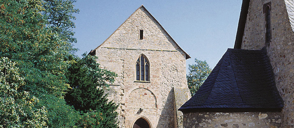 Eine Kirche und ein weiteres Gebäude