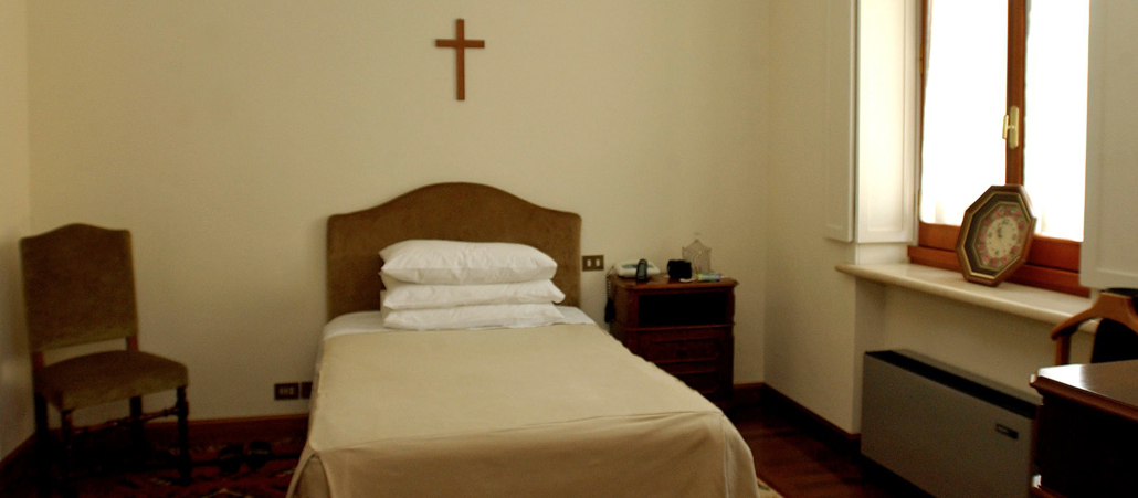 Ein einem solchen Zimmer hat Bergoglio während des Konklave im Gästehaus Santa Marta gewohnt. Mittlerweile ist Franziskus innnerhalb des Hauses in eine Suite umgezogen.