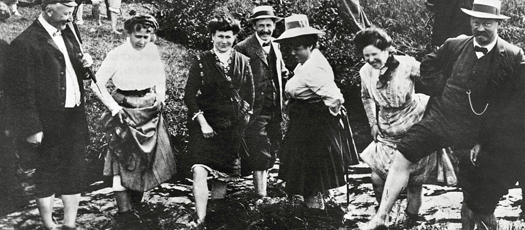Eine zeitgenössisches Foto zeigt Kurgäste beim wassertreten in Bad Wörrishofen.