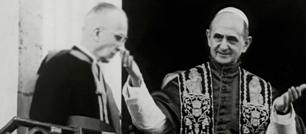 Paul VI. hebt die Arme zum Gebet.
