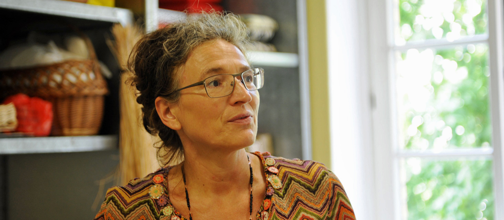 Sie entwirft die Kreuze selber, produziert werden sie in der Flechtmanufaktur in Kreuzberg, Berlin. Mronga ist PR-Beraterin und führt "Kreuzkunst Berlin" nebenbei. Ihr Wunsch: das Kreuz in den Alltag integrieren.