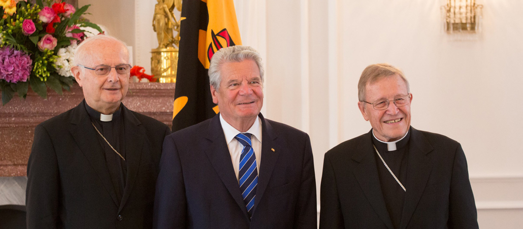Erzbischof Robert Zollitsch, Bundespräsident Joachim Gauck, und Walter Kardinal Kasper stehen in einer Reihe.