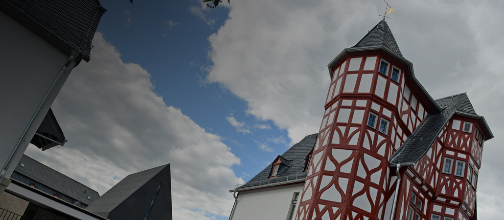 Das Bild zeigt die alte Vikarie (links) und die neue Kapelle (mitte).
