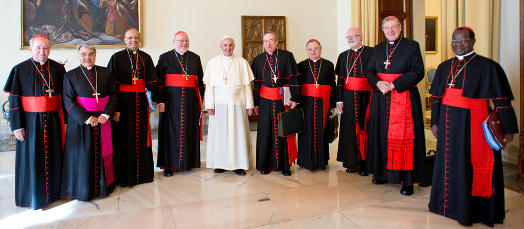 Gruppenbild: Papst Franziskus mit den Kardinälen im Halbkreis. Marx steht links neben ihm.