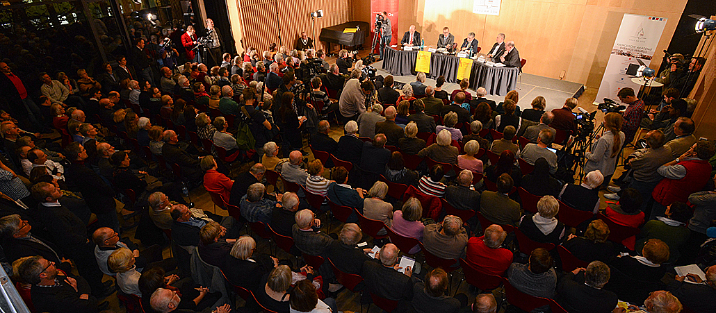 Zuschauer und Diskutanten bei einer Podiumsdiskussion zur Situation im Bitsum Limburg am 12. November 2013.