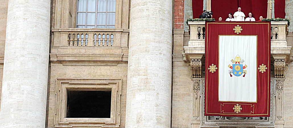 Franziskus steht auf einem Balkon des Petersdoms.