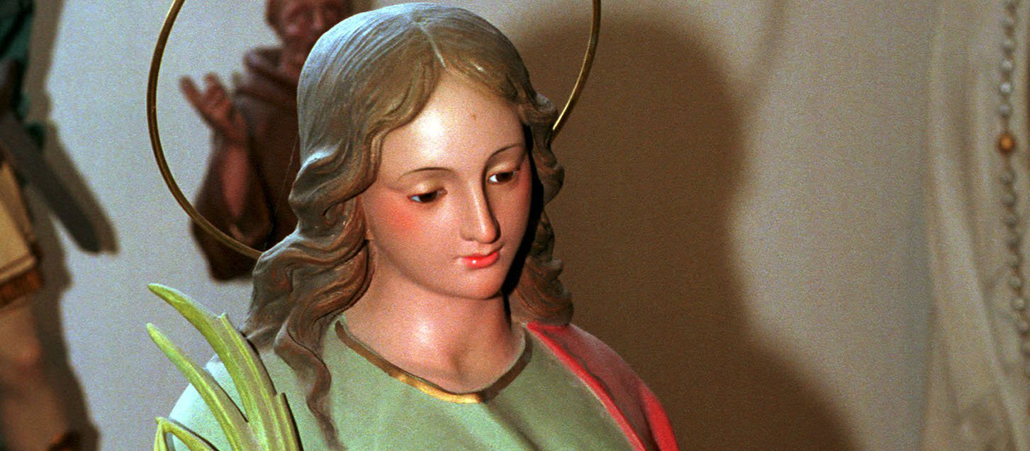 Statue der heiligen Lucia mit einem Palmzweig.