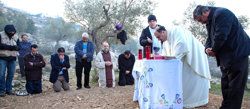 Ein Altar und freiem Himmel, darum gruppieren sich mehrere Menschen