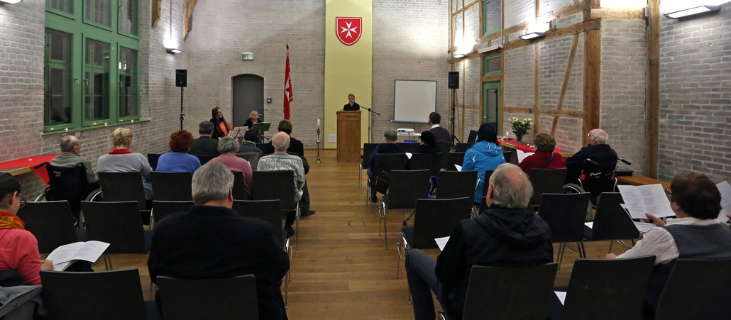 Ein Raum mit Bankreihen und einem Altar.