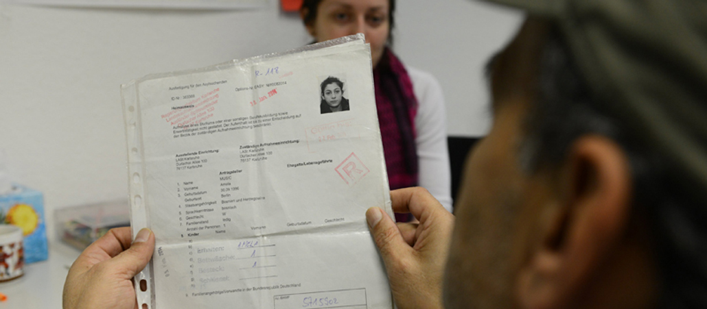 Flüchtling im Beratungsgespräch mit der Caritas