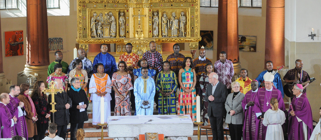 Ein mit Menschen gefüllter Altarraum