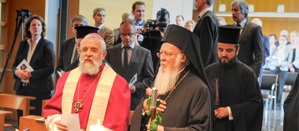 Werden Bischöfe in einer liturgischen Feier aktiv - wie hier Magdeburgs Bischof Gerhard Feige bei einem ökumenischen Gottesdienst mit Patriarch Bartholomaios I. von Konstantinopel - tragen sie zum Chorgewand eine Stola.
