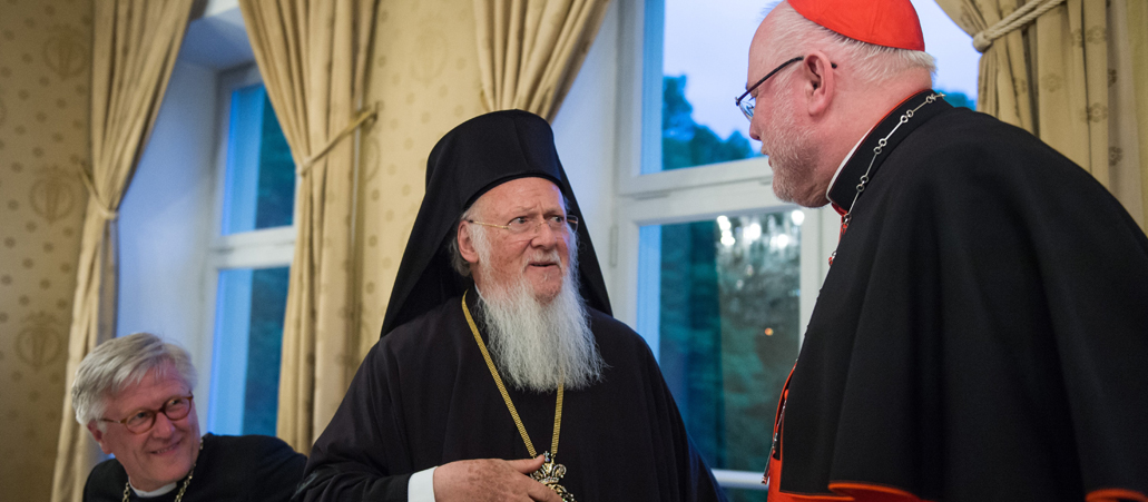 Kardinal Marx (r.) begrüßt Bartholomaios I. (Mitte). Links der Landesbischof der Evangelisch-Lutherischen Kirche in Bayern, Heinrich Bedford-Strohm.