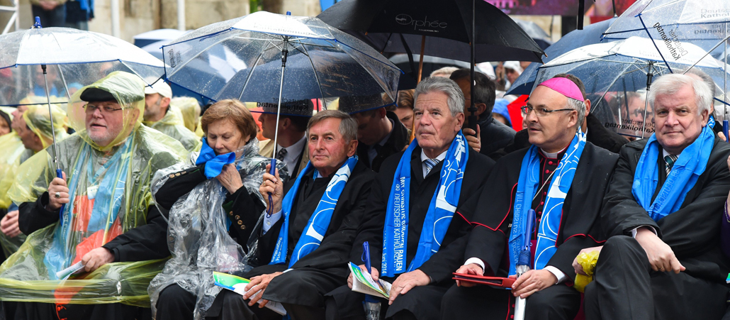 In die Gesellschaft hinein
