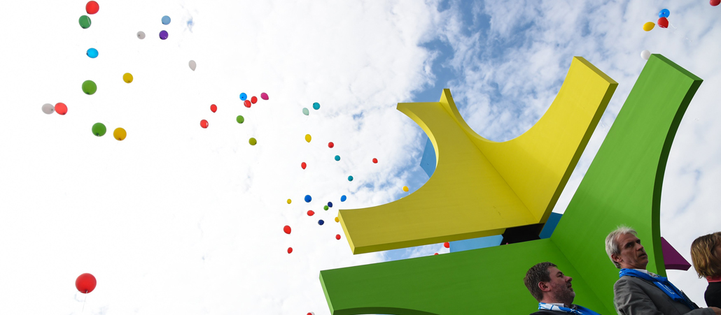 Luftballons steigen in den Himmel auf