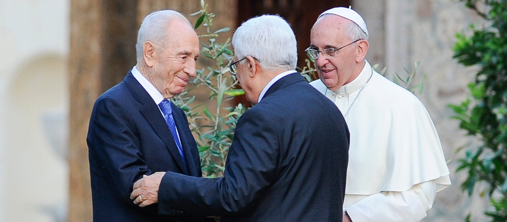Israels Staatschef Schimon Peres und Palästinenserpräsident Mahmut Abbas geben sich die Hand.