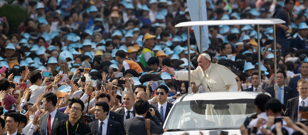 Der Papst im Papamobil in einer Menschenmenge