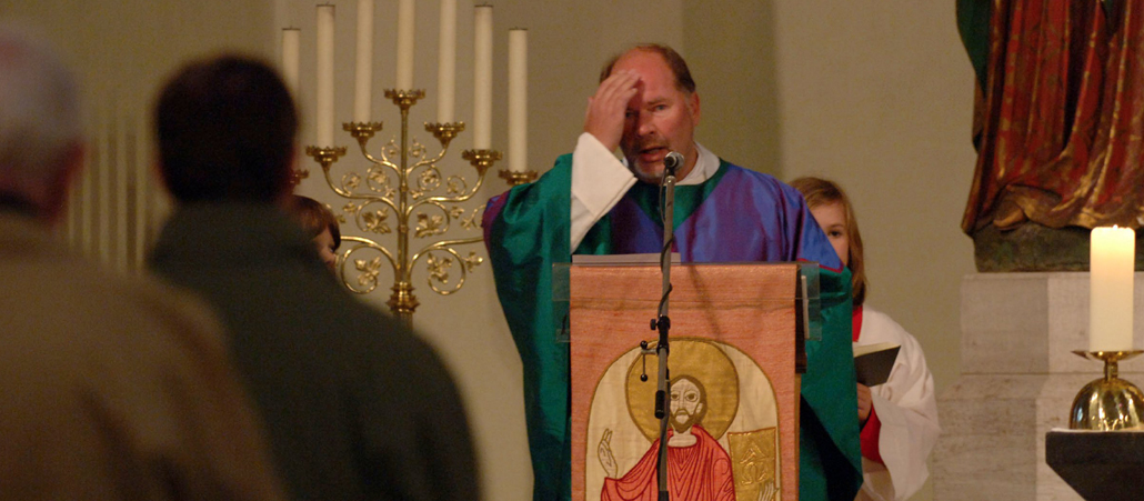 Familiengottesdienst in der Kirchengemeinde Sankt Sebastian in Bonn Bild: Pastor Kemmerling eröffnet den Gottesdienst mit einem Kreuzzeichen.