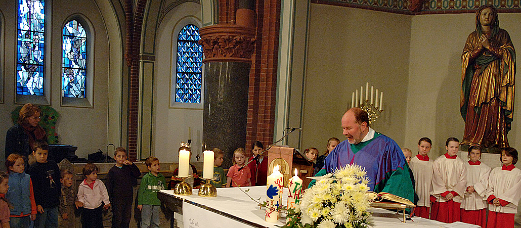Ein Pfarrer bei einem Gottesdienst.