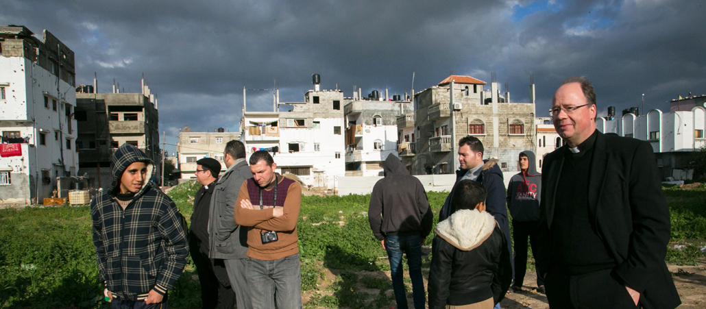 Bischof Stephan Ackermann zu Besuch in einem zerstörten Wohnviertel in Gaza. Der Trierer Oberhirte hat im Januar 2015 den Gazastreifen besucht.