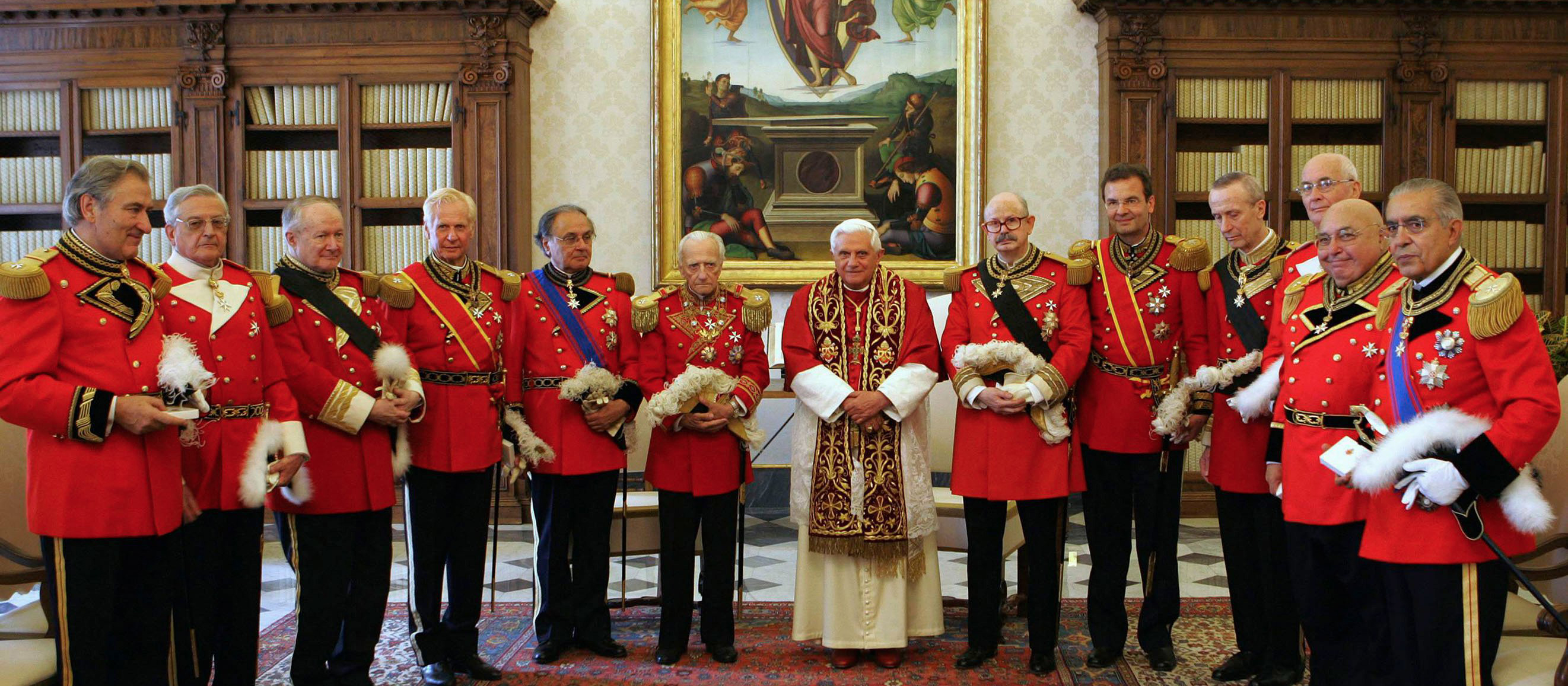 Zwölf Maltesrer in Uniform treffen Papst Benedikt XVI. in einem hellen Zimmer mit Madonnen-Bild.