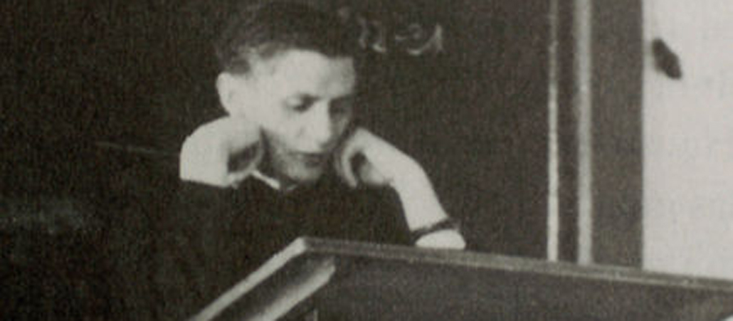 Joseph Ratzinger als Professor an der Universität zu Freising am Stehpult