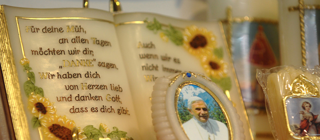 Devotionalien mit Abbildungen von Benedikt XVI.