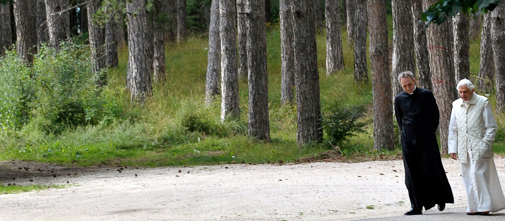 Der Papstsekretär begleitet Benedikt XVI. sogar in dessen Urlaub (hier im Jahr 2010 während einer Wanderung in den Wäldern um Rocca di Mezzo in der Nähe von L'Aquila).