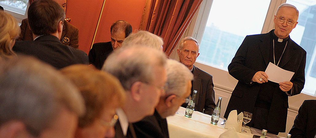 Kardinal Paul Joseph Cordes (r.) als Gast im Kardinal-Höffner-Kreis.