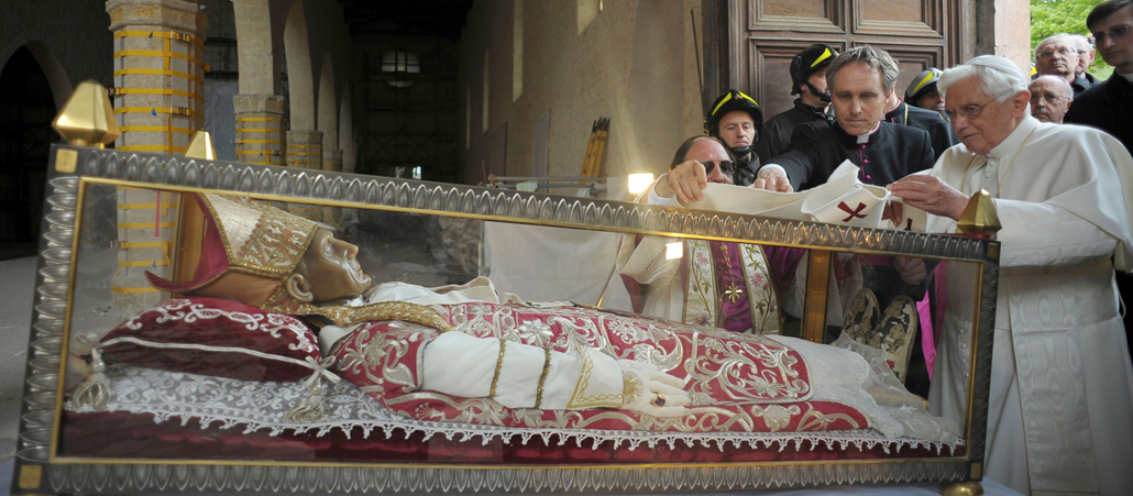Papst Benedikt besucht den Sarkophag Papst Coelestins V. in Aquila.