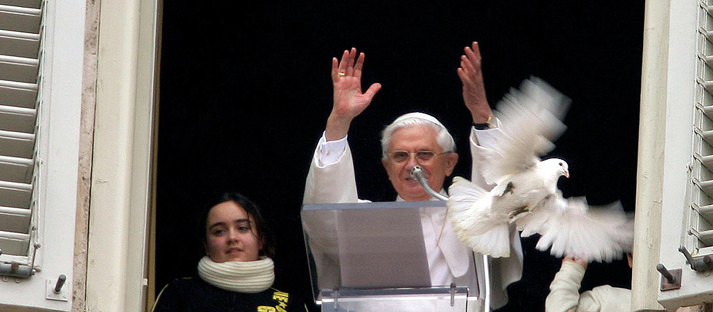 Papst Benedikt XVI. lässt anlässlich des Weltfriedenstags eine Friedenstaube fliegen.
