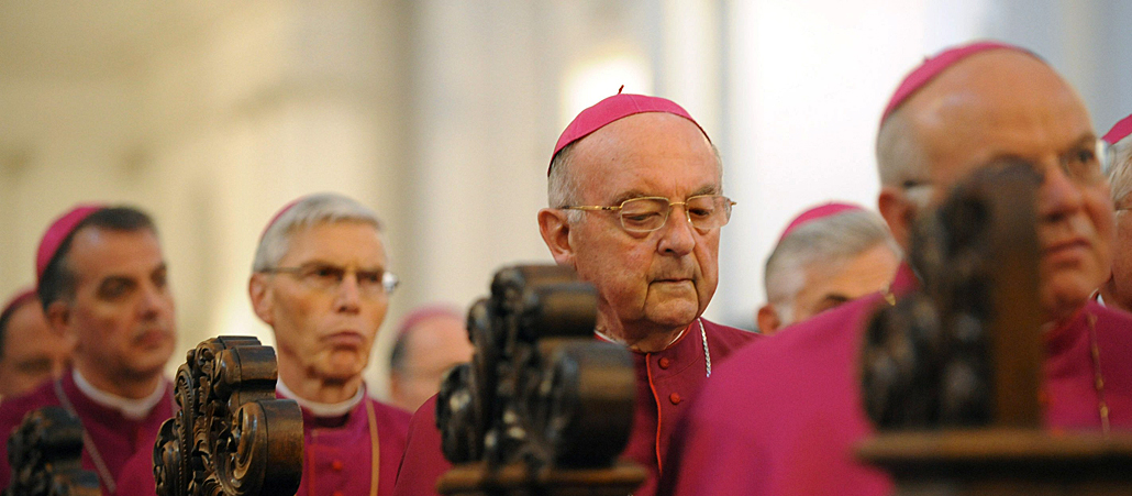 Bischof Wilhelm Schraml betet während eines Gottesdienstes.