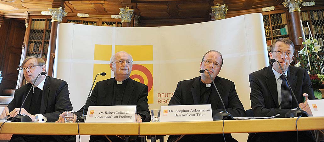 Mehrfach musste sich die Deutsche Bischofskonferenz (im Bild v.l. DBK-Sekretär Pater Hans Langendörfer, Erzbischof Robert Zollitsch, Bischof Stephan Ackermann und DBK-Pressesprecher Matthias Kopp) seit 2010 mit der Aufarbeitung des kirchlichen Missbrauchsskandals beschäftigen.