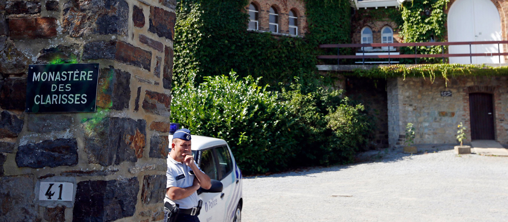 Auffahrt zum Klarissenkloster in Malonne, bewacht von der Polizei