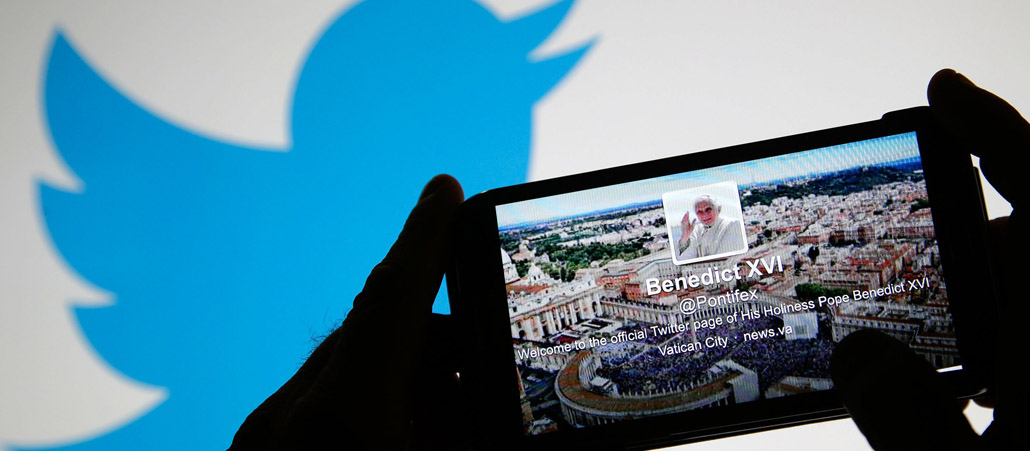 Der Twitter-Account des Papstes, gesehen von einem Smartphone.