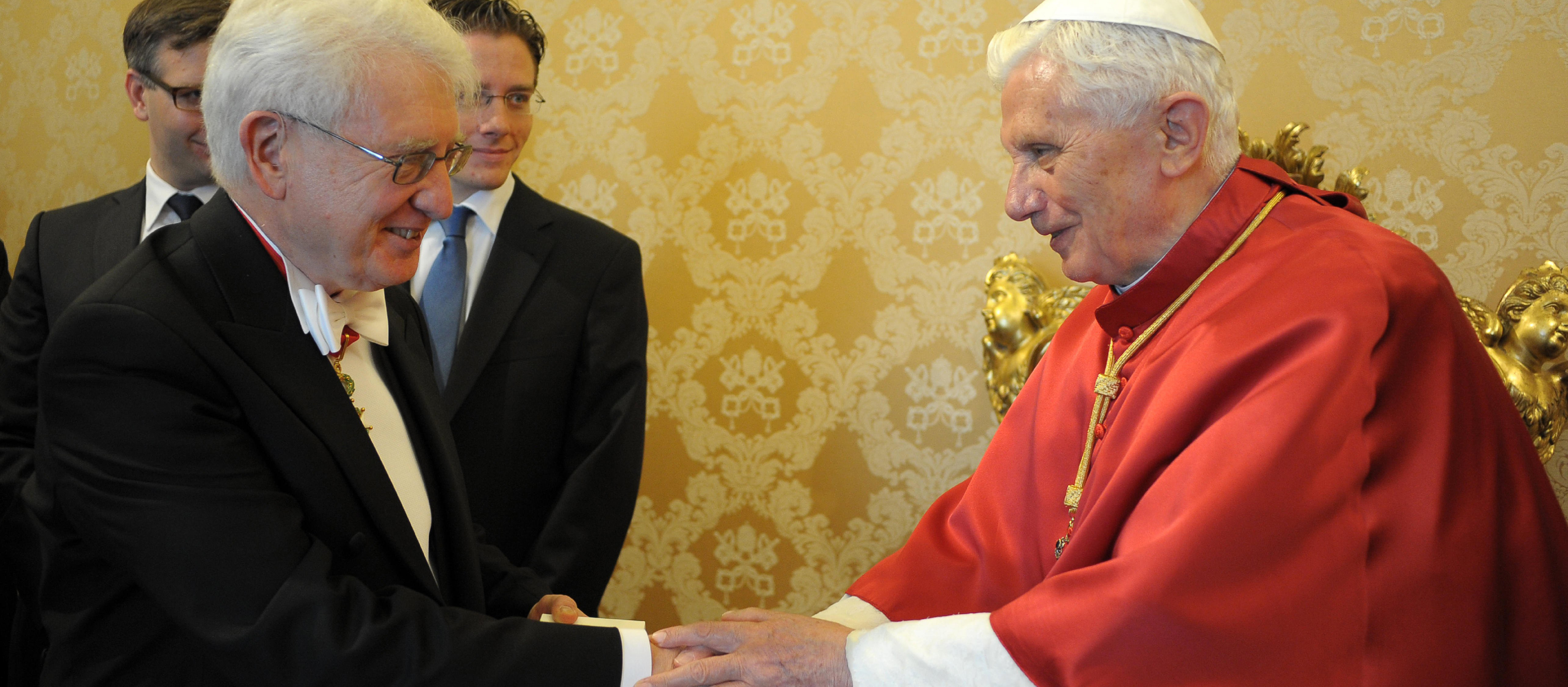 Reinhard Schweppe bei seinem Antrittsbesuch als deutscher Botschafter im Vatikan am 7. November 2011 bei Papst Benedikt XVI.