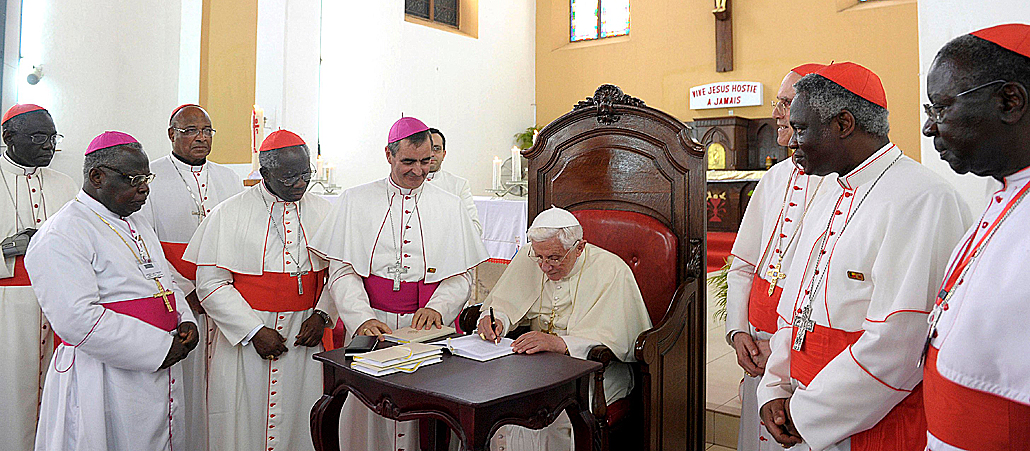 Papst Benedikt XVI. im November 2011 bei seiner Reise in den Benin.