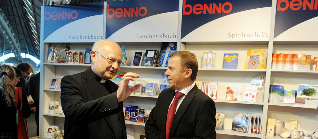 Erzbischof Zollitsch besucht der Stand des Benno Verlags auf der Frankfurter Buchmesse 2011.