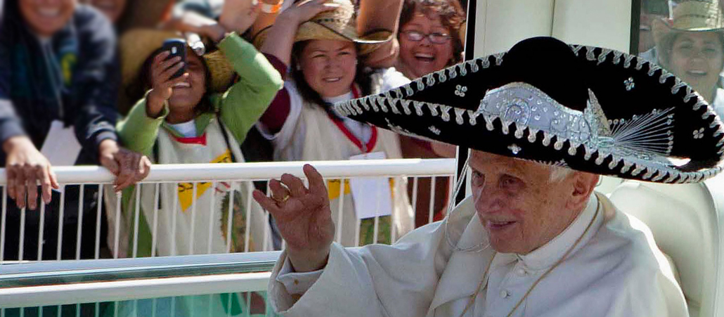 Papst Benedikt mit elegantem Sombrero