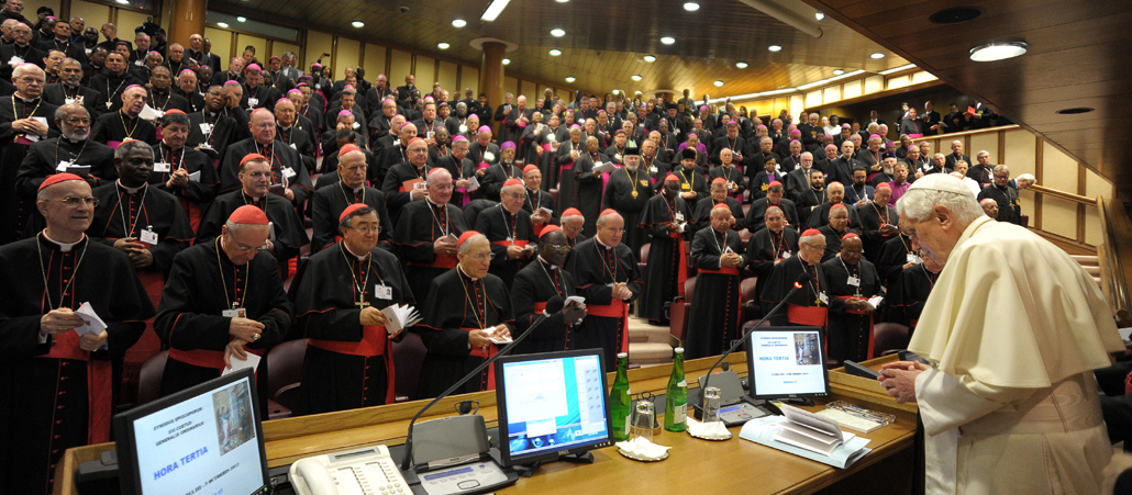 Papst Benedikt XVI. und Bischöfe am 17. Oktober 2012 in der Synodenaula.