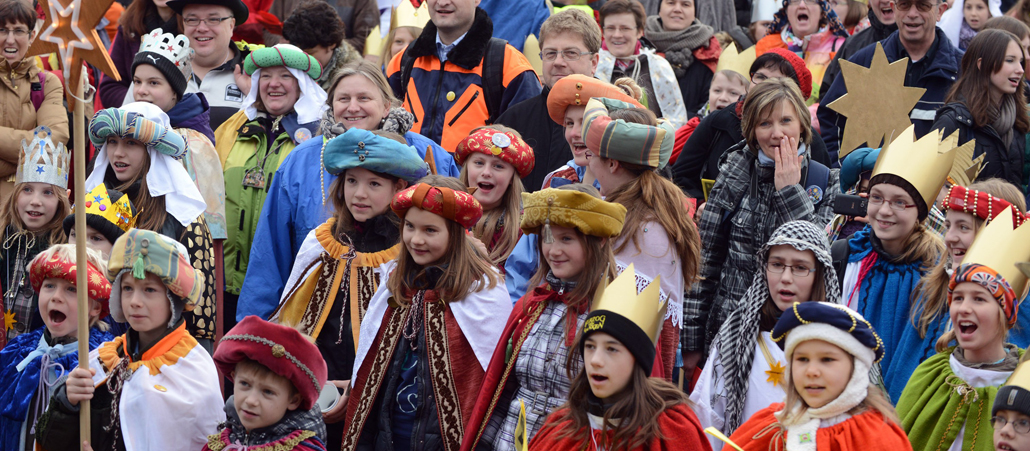Sternsinger singen bei der Eröffnungsaktion auf dem Residenzplatz in Würzburg.