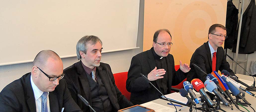 Bischof Stephan Ackermann (dritter v.l.) bei der Vorstellung des Abschlussberichts der Missbrauchs-Hotline am 17. Januar 2013 in Trier.