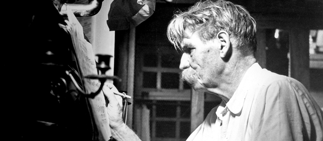 Der Friedensnobelpreisträger, Theologe und Arzt Albert Schweitzer beim Klavier spielen.