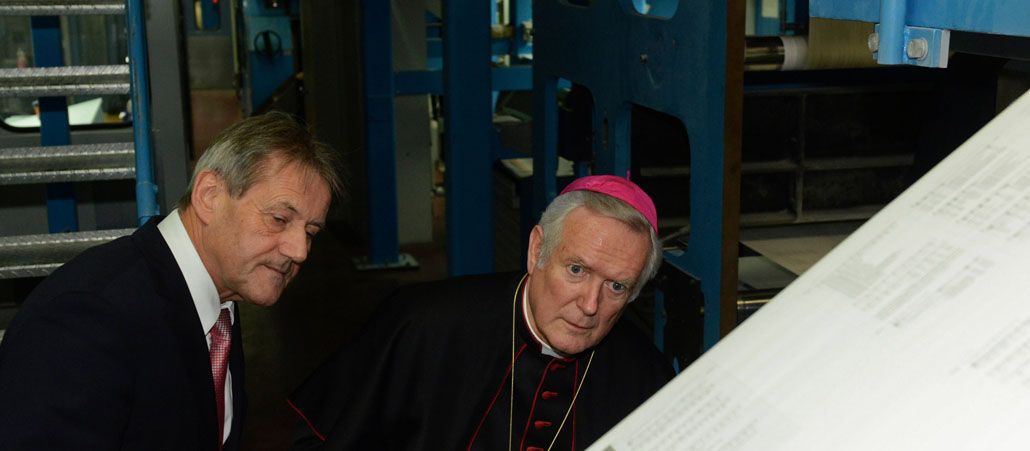 Das neue Gotteslob wurde am 31.01.2013 in Nördlingen angedruckt. Hans Höhn, Geschäftsführer der Druckerei C.H. Beck, und Bischof Friedhelm Hofmann begutachten den Druck des neuen Gesangsbuchs der Katholiken.