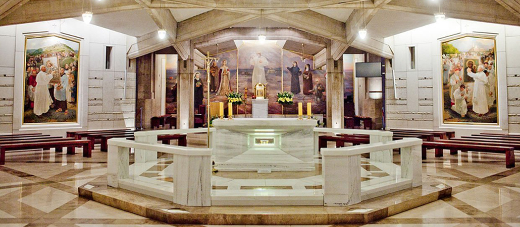 Eine große helle Kapelle mit einem Altar in der Mitte